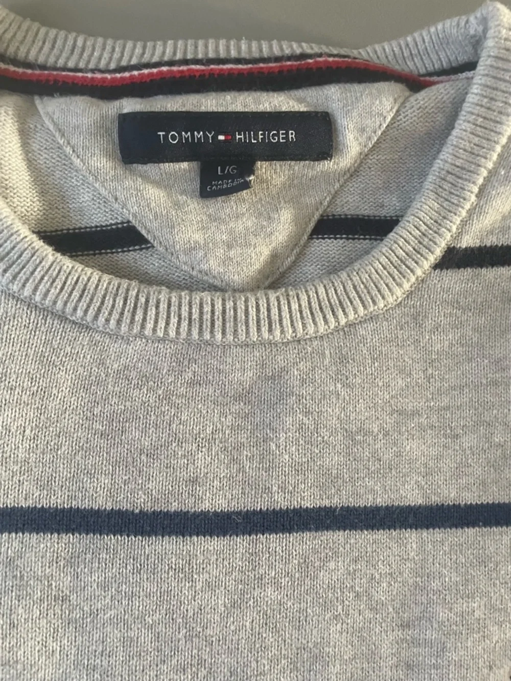 Tommy Hilfiger Men’s Light Gray Striped Crewneck Sweater Size Large - Picture 3 of 7